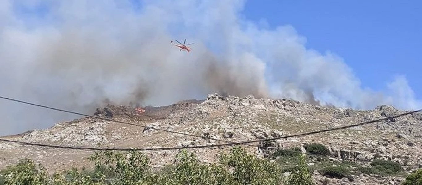 Χανιά: Ανεξέλεγκτη η φωτιά στο Μουστάκο - Εκκενώθηκε και η παραλία Κεδρόδασος (βίντεο)